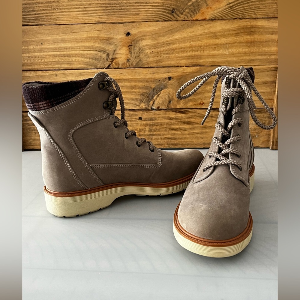 BareTraps womens Taupe Lace-Up Boots. Size 8